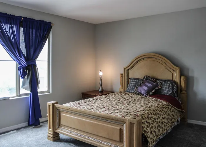 Mackenzie - Private Bedrooms With Shared Bathroom In Co-living House *