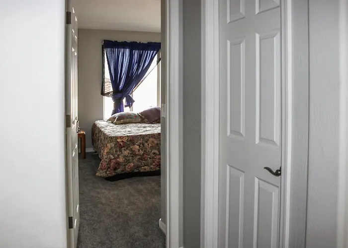 Mackenzie - Private Bedrooms With Shared Bathroom In Co-living House *